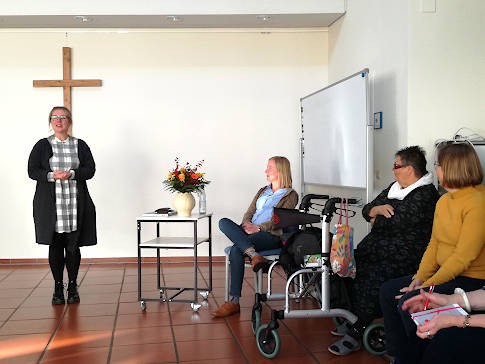 Theologinnenkonvent 2022 - Christine Weisheit dankt der Referentin Sarah Döbler, rechts